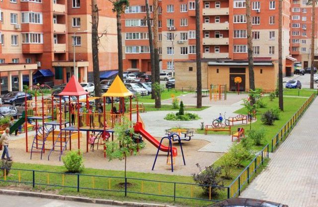 Благоустройство придомовой территории многоквартирного дома: правила, нормативы и элементы