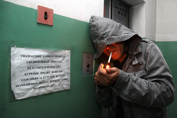 Соседи курят в подъезде: пошаговая инструкция действий