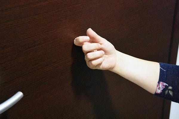Как отомстить соседям сверху за шум: какие методы борьбы доступны по закону, как заставить их не шуметь и проучить, и стоит ли портить отношения с ними?
