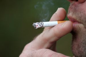 Соседи курят на балконе: как бороться с курящими и отучить их бросать окурки с окна, может ли сосед дымить на своей территории и смежной?
