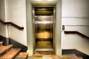 Допустимый уровень шума в децибелах в квартире: норма по закону и СНиП для предельного звука в жилых помещениях, многоквартирном доме и на улице.