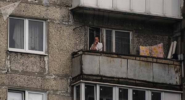 Курение на балконе в многоквартирном доме