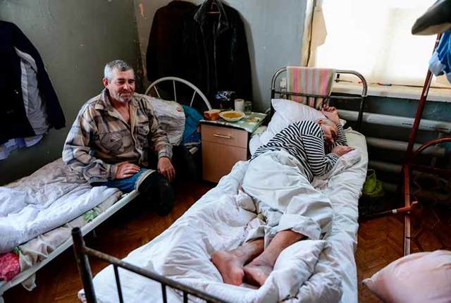 Бомж в подъезде: что делать, куда обращаться, как законно избавиться