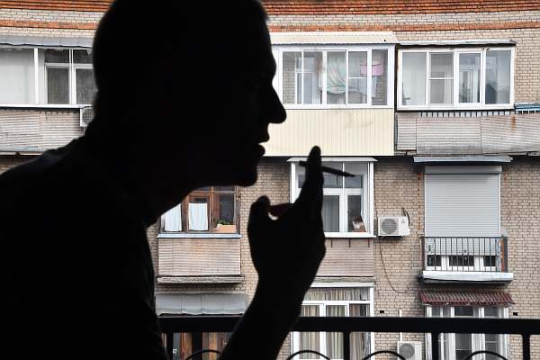 Курение на балконе в многоквартирном доме