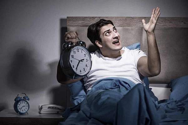 Соседи сверху сильно топают и роняют вещи: что делать, как отомстить, куда жаловаться