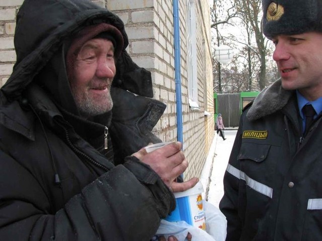 Бомж в подъезде: что делать, куда обращаться, как законно избавиться